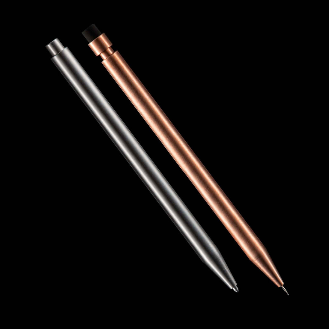 Stylo moderne Fuel en acier gris et cuivre, design élégant, idéal pour une écriture fluide et esthétique.