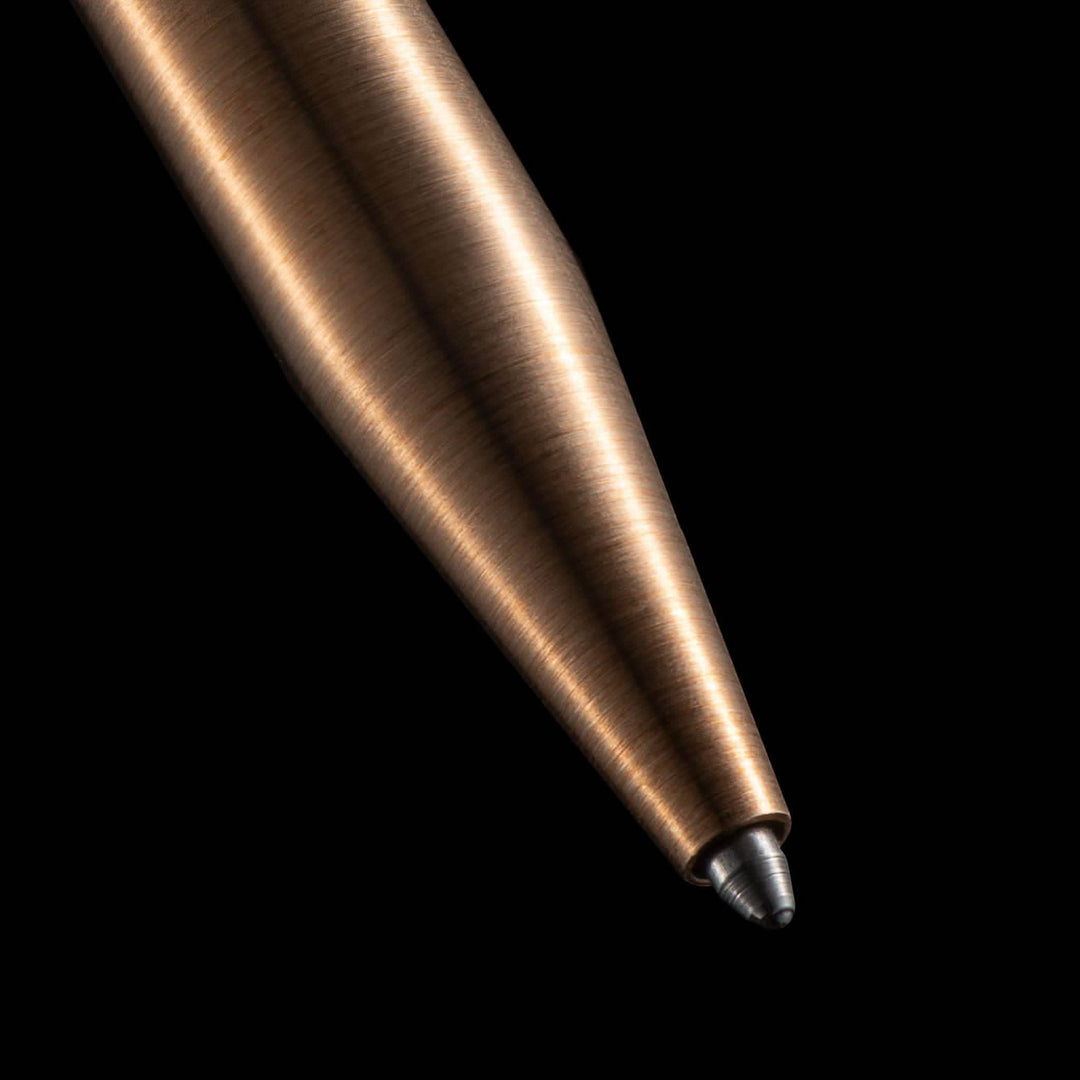 Stylo Modern Fuel en laiton, design élégant et raffiné, idéal pour une écriture fluide et confortable.