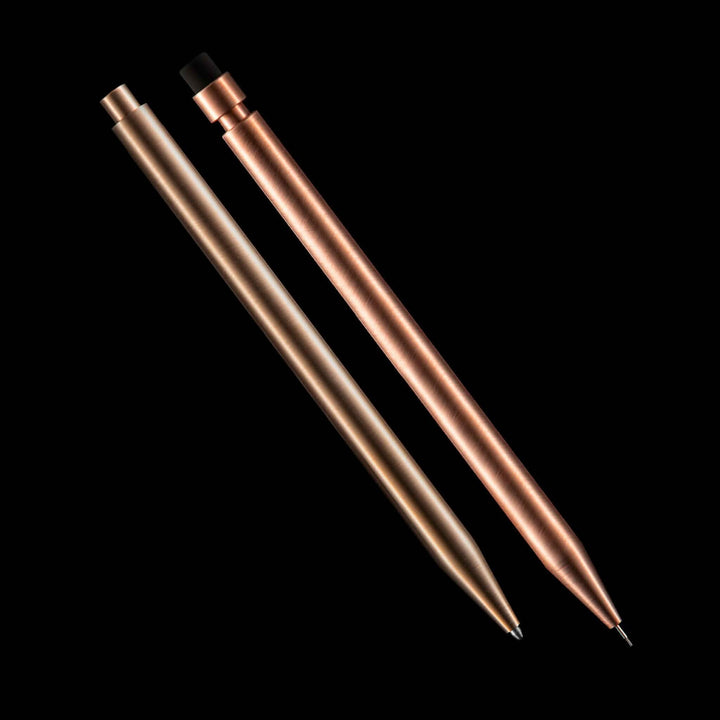 Stylo moderne Fuel en métal, disponible en deux finitions élégantes, parfaite pour un usage quotidien.