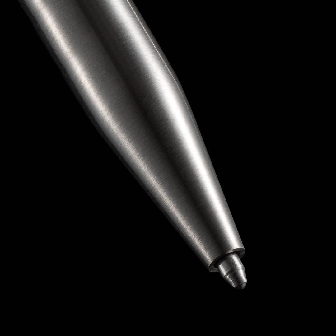 Détail du crayon Modern Fuel en métal, design moderne, sans plastique, parfait pour un usage quotidien.