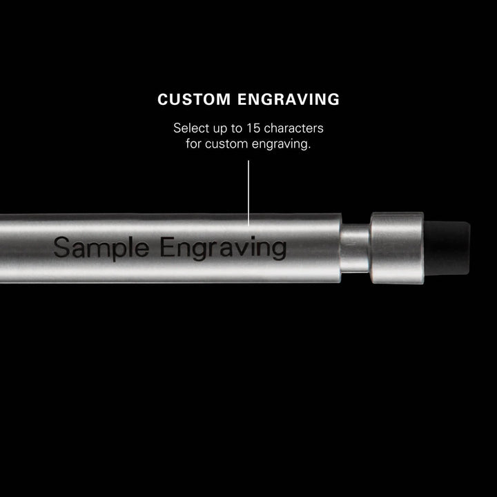 Crayon en métal avec gravure personnalisée, indiquant "Sample Engraving", soulignant la personnalisation disponible.