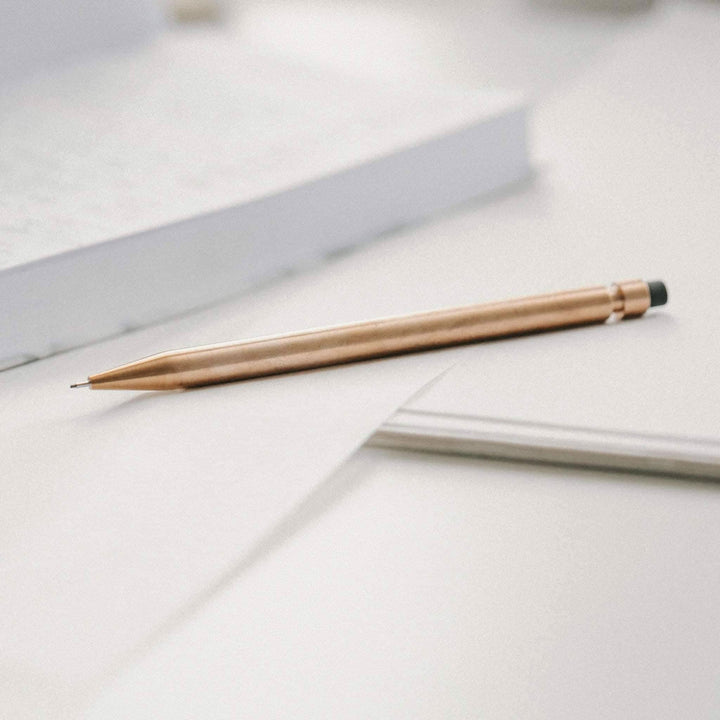 Crayon Modern Fuel en métal sur un bureau avec des feuilles blanches, design élégant et sans plastique.