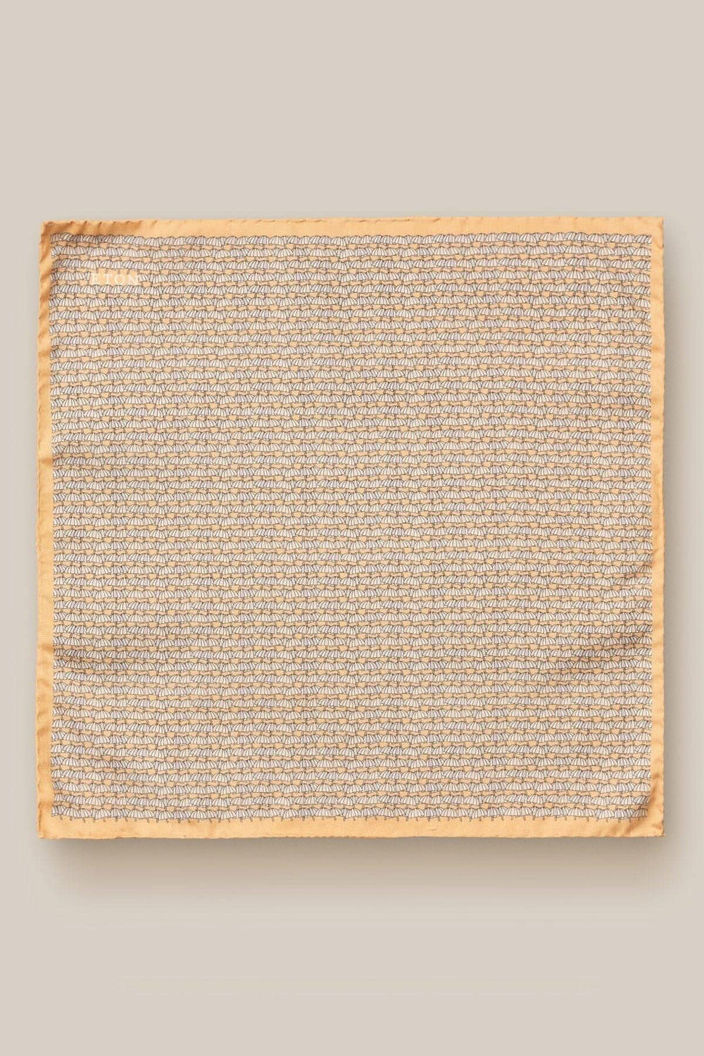 Mouchoir de poche en soie orange avec motif classique, dimensions 33x33cm, fait en Italie.