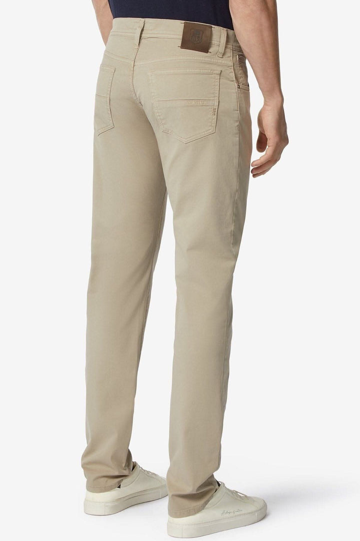 Pantalon 5 poches en coton stretch pour homme, vue arrière, beige avec écusson et surpiqûres distinctives.
