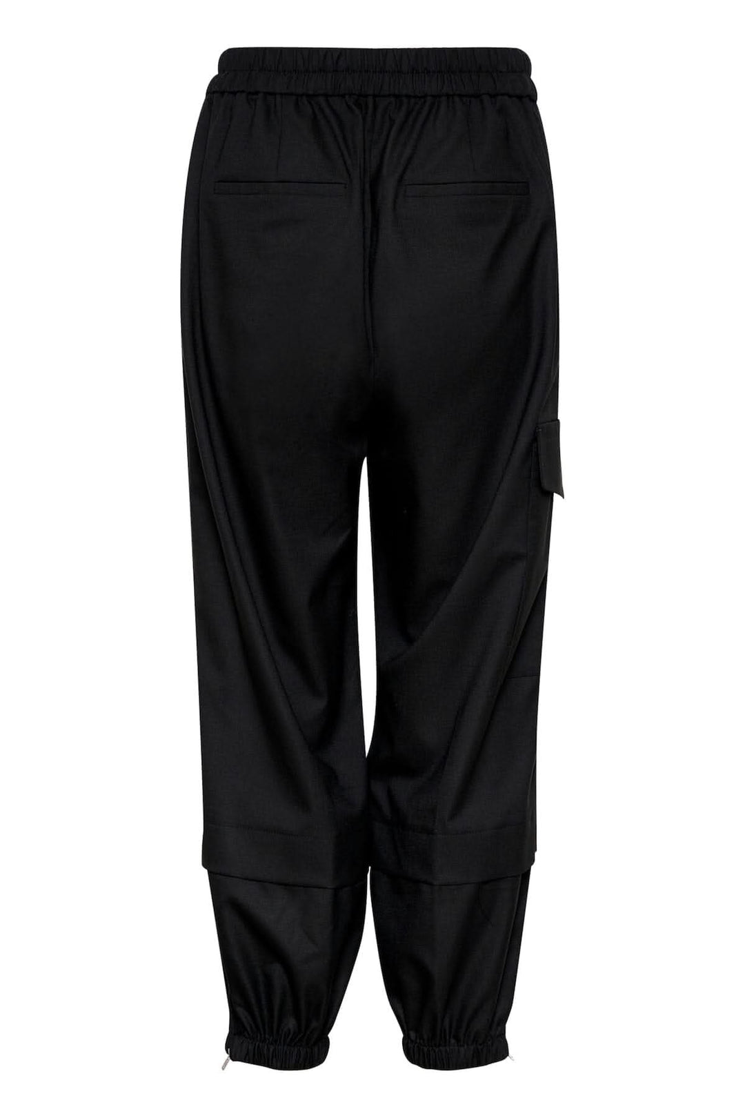 Pantalon cargo noir avec taille élastique et poches confortables au dos.