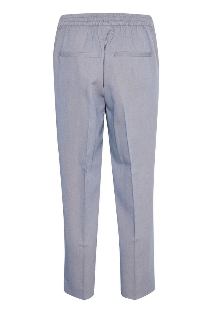 Pantalon court sakura féminin, vue arrière, avec poches arrière et taille élastique pour un confort optimal.