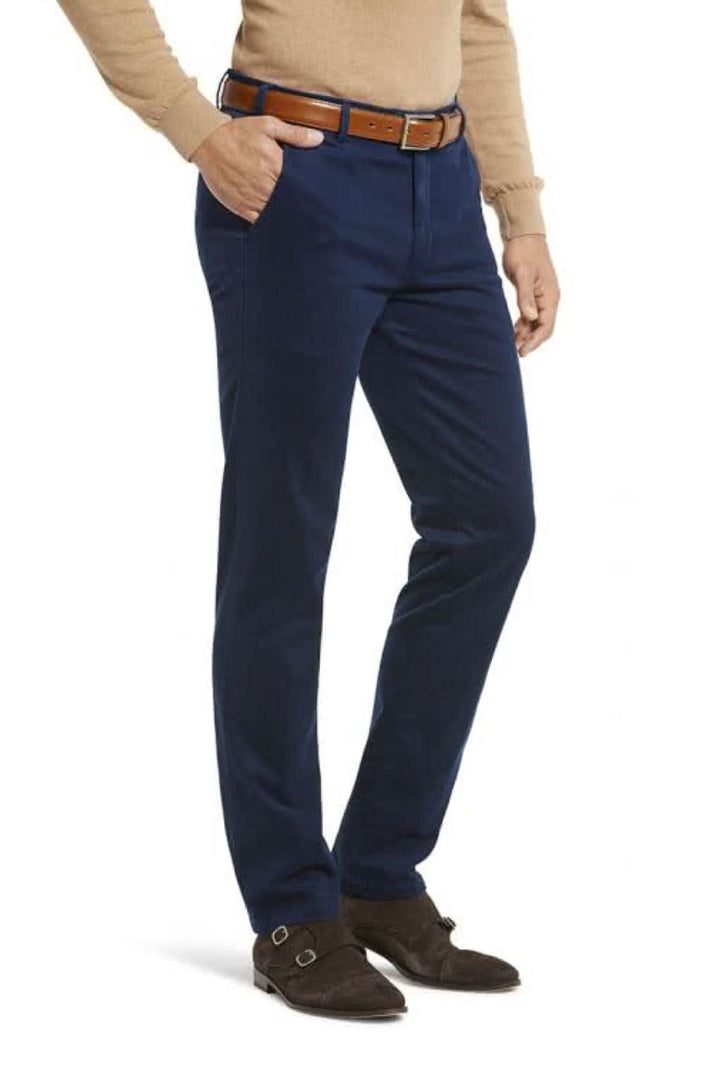 Pantalon de coton bleu, 98% coton, 2% élasthanne, collection Meyer, fabriqué en Europe, style élégant.