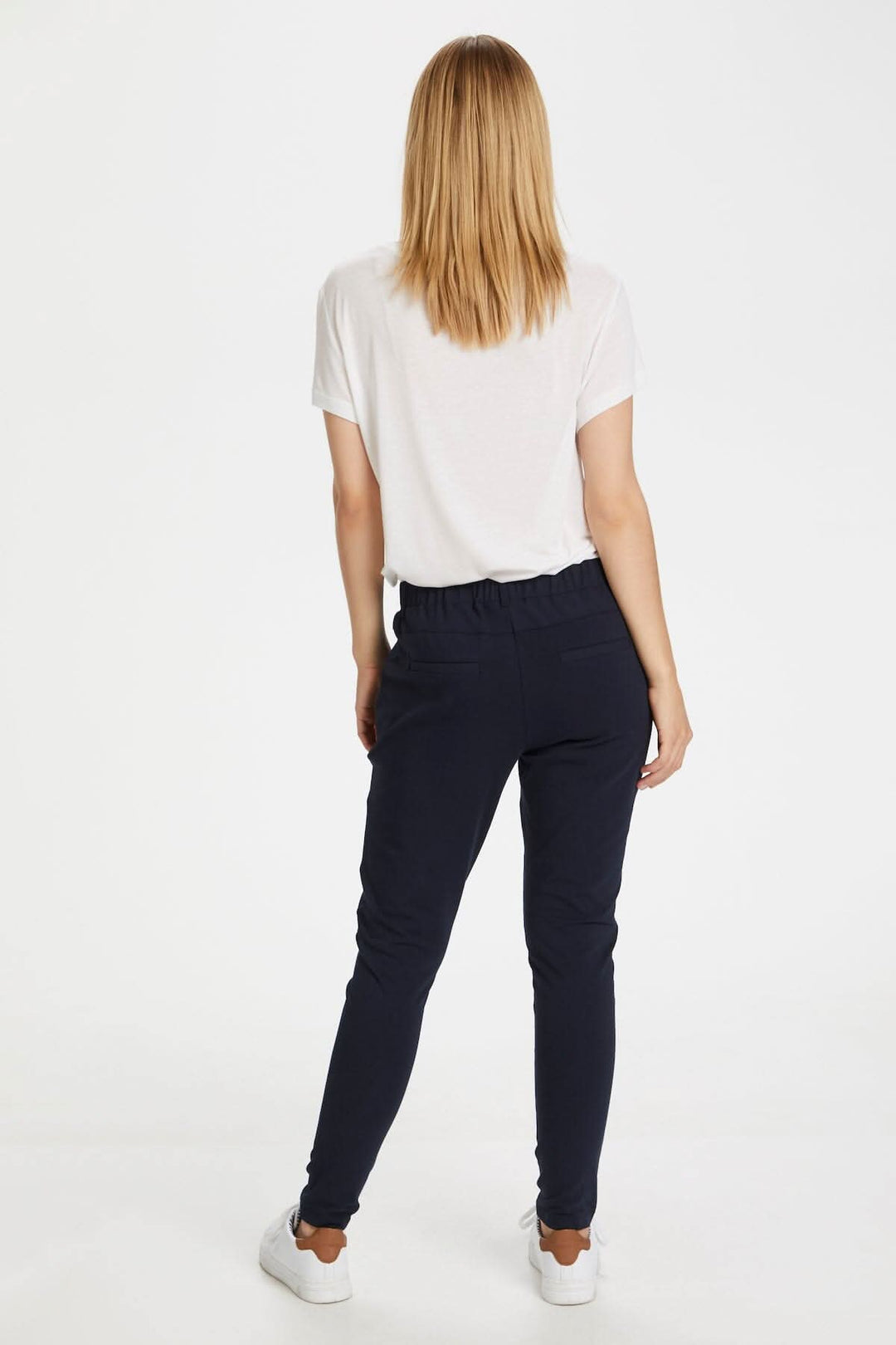 Pantalon de tailleur Jillian Sofie, coupe régulière, vue arrière, porté avec t-shirt blanc et baskets blanches.