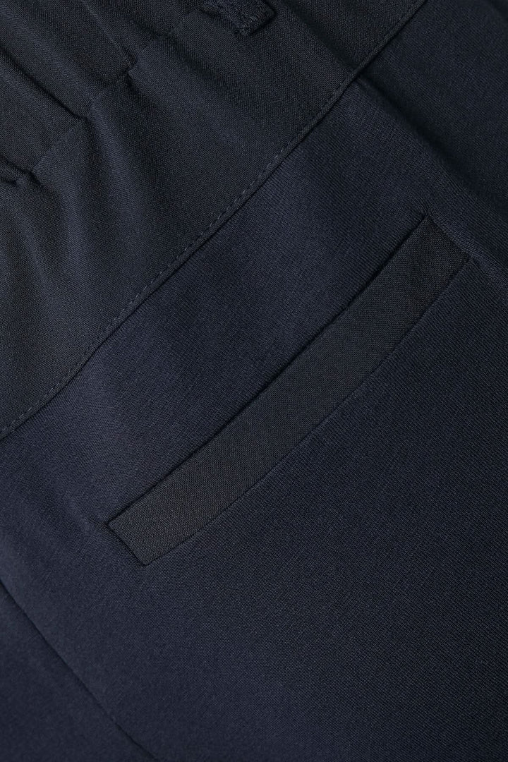 Détail du pantalon tailleur Jillian Sofie, montrant une poche arrière noire et tissu élégant.