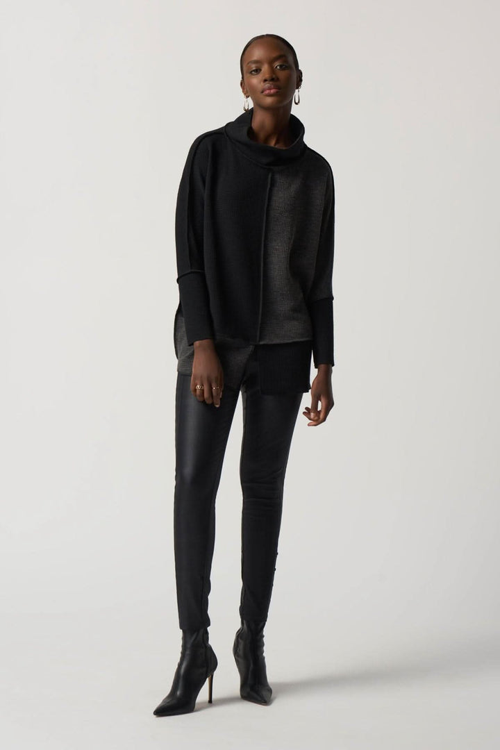 Pantalon skinny noir avec ceinture extensible et rangée de clous, porté avec un haut élégant.