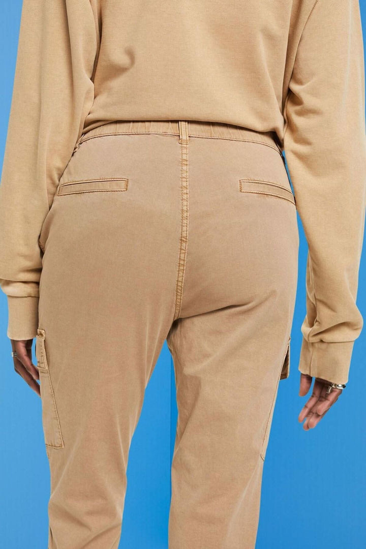 Pantalon cargo taille mi-haute avec poches, vue arrière sur fond bleu.
