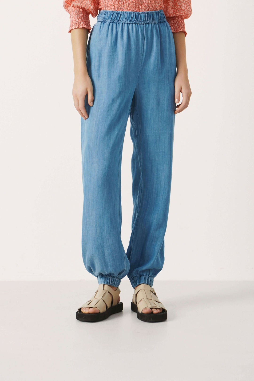 Pantalon Vilma en lyocell bleu, coupe décontractée style jogging avec élastique à la taille et aux chevilles.