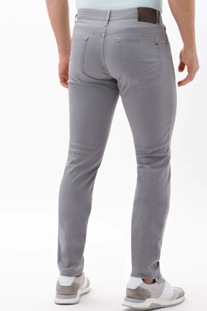 Pantalon en coton gris pour homme, vue arrière, coupe moderne et élégante, idéal avec des baskets ou des bottes.