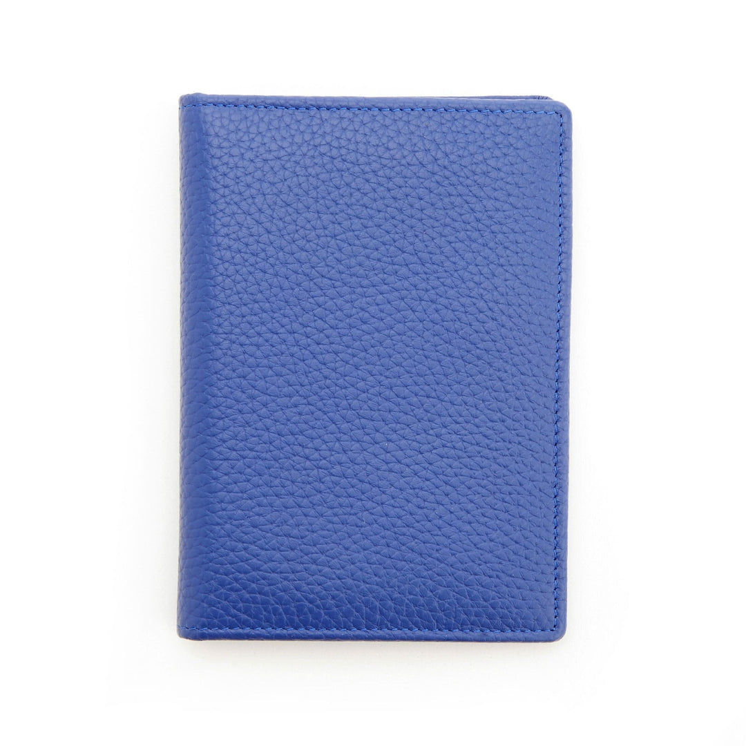 Étui à passeport bleu en cuir avec texture, idéal pour voyager stylé et en sécurité.