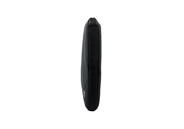 Pochette PKG Stuff pour ordinateur portable noire, vue de profil, conçue pour les modèles 13" à 16".