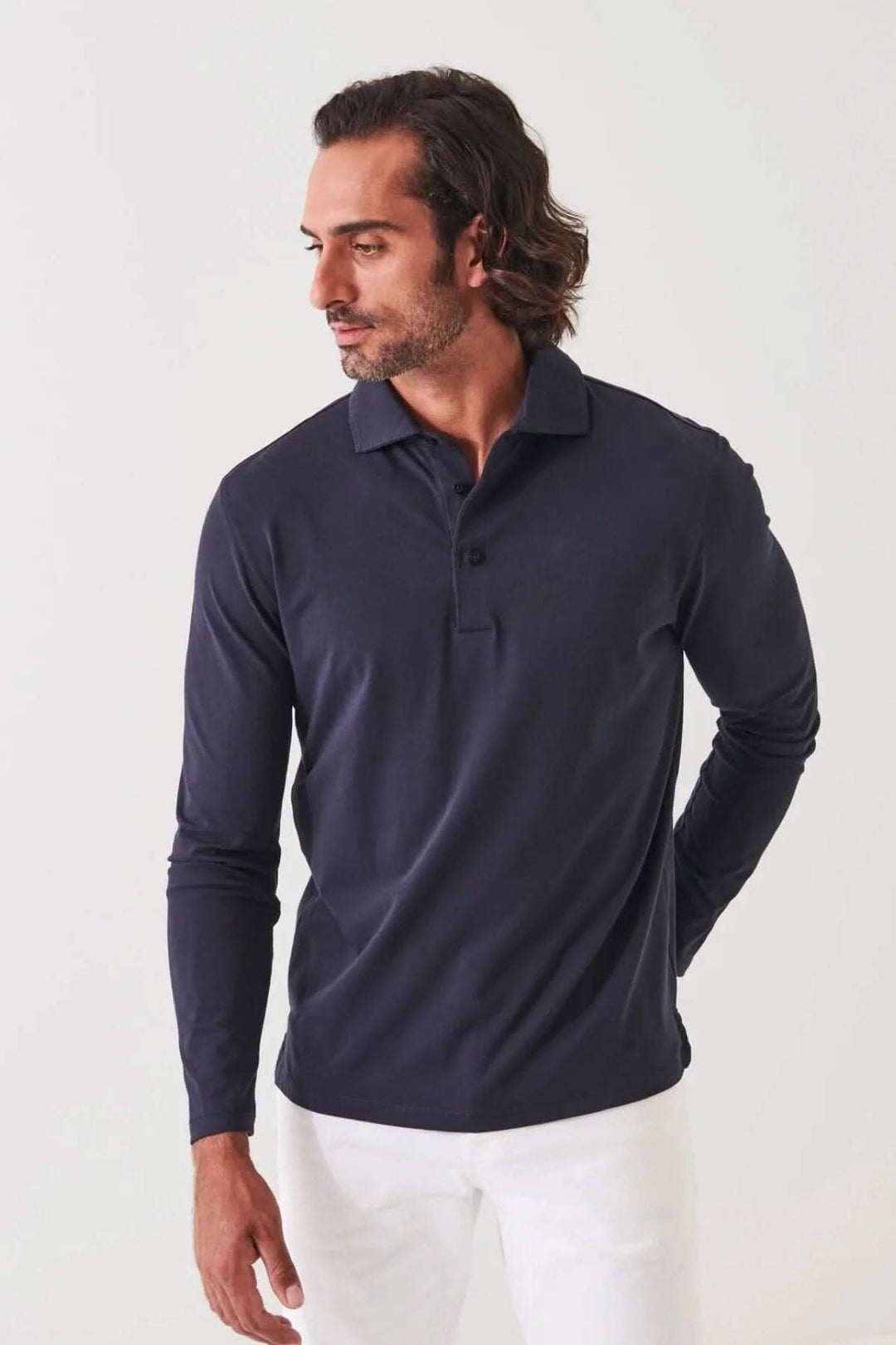 Homme portant un polo en coton stretch à manches longues de couleur marine.