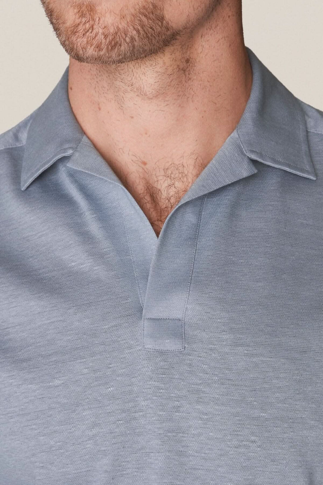 Polo en lin et coton doux, respirant, col ouvert, couleur bleu clair, idéal pour un look décontracté.