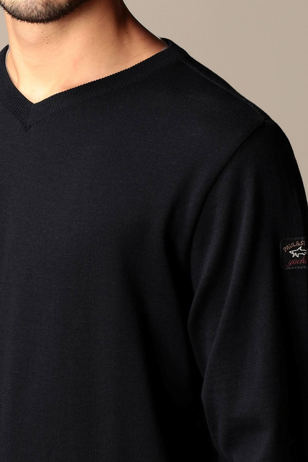Pull en laine noir à col en V, manches longues, avec badge logo Paul &amp; Shark.