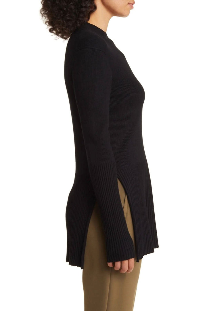 Pull tunique côtelé noir avec fentes latérales, idéal pour un look élégant et décontracté.