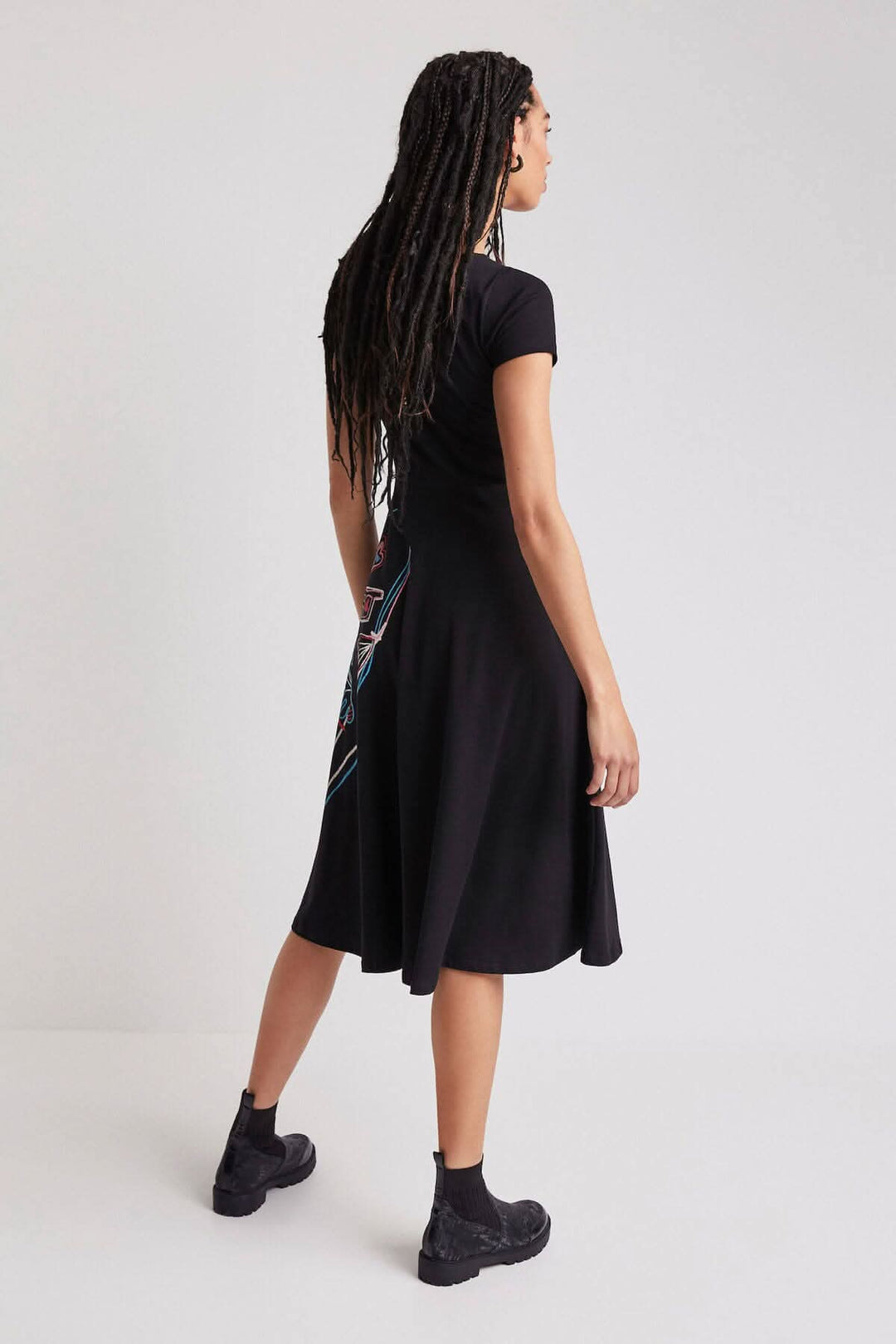 Robe longue noire à imprimé arty, dos avec coupe trapèze et manches courtes, style confortable.