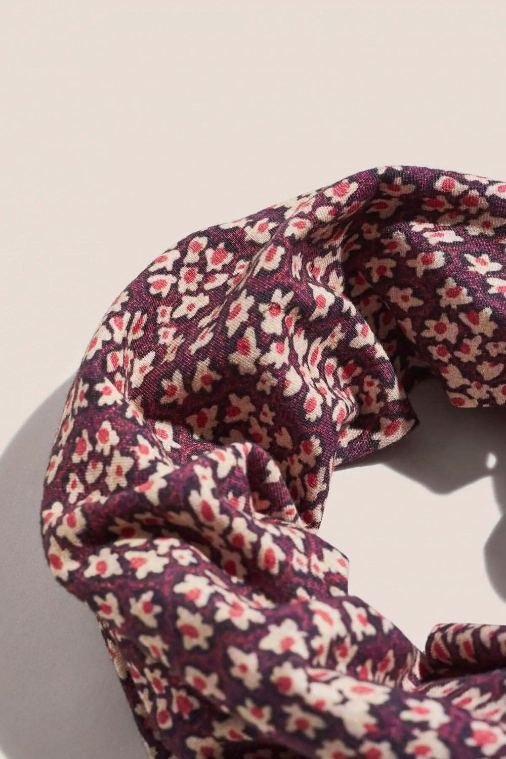 Bandeau de jersey polyvalent motif floral mauve, idéal comme masque ou cache-cou pour l'automne.