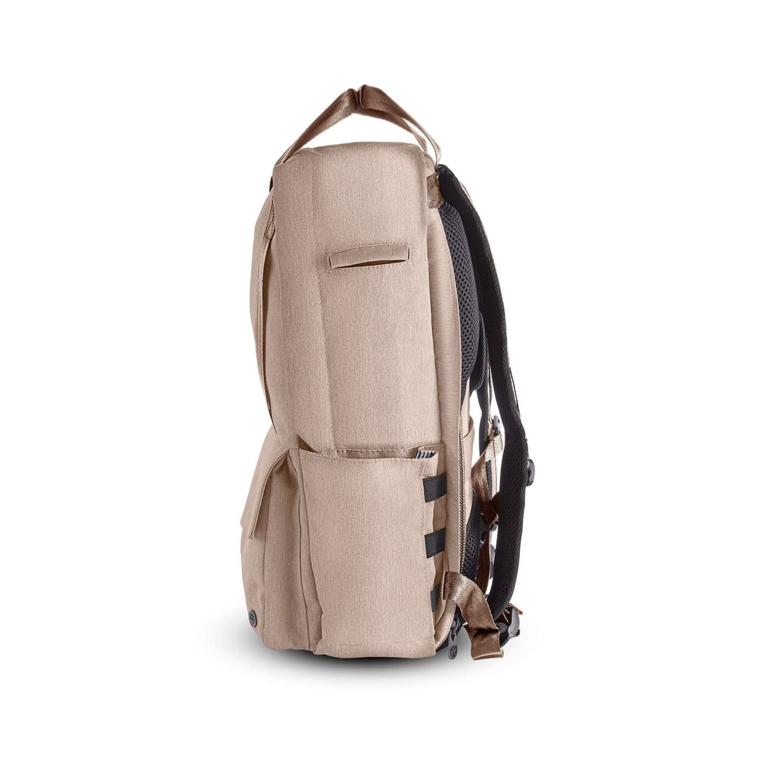 Vue latérale du sac à dos PKG Rosseau recyclé 19L avec poches et design élégant.