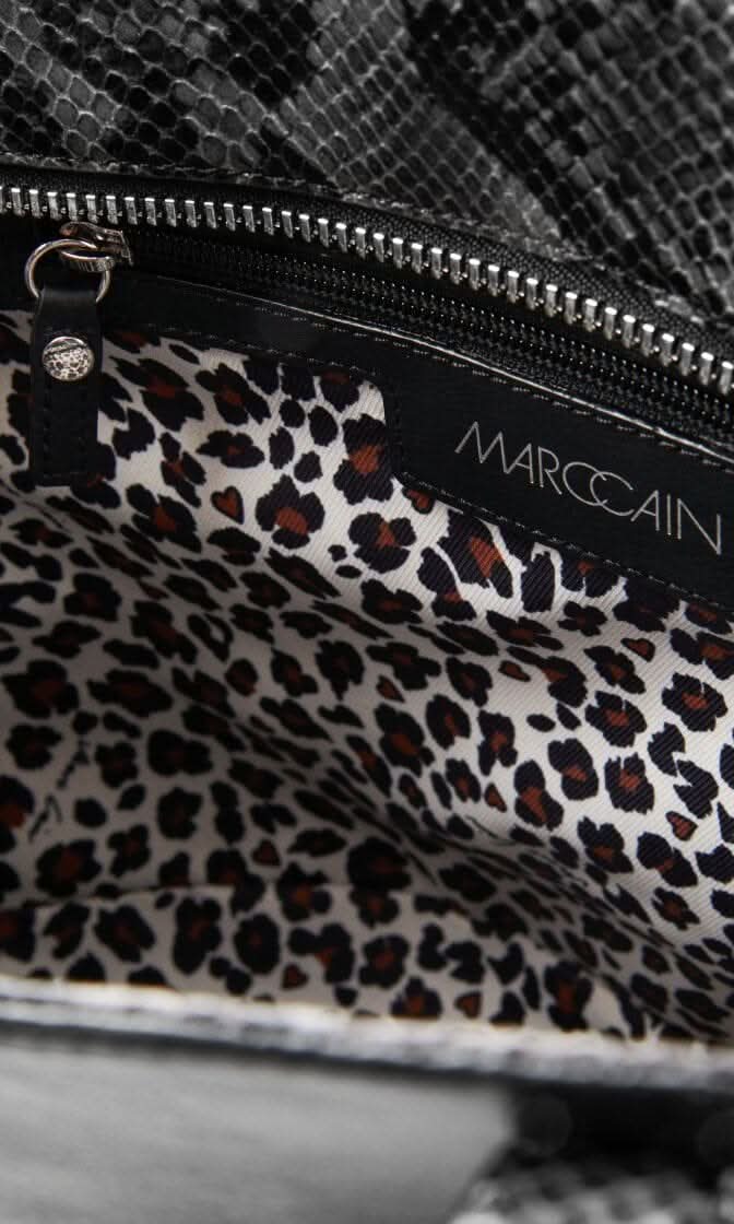 Intérieur du sac à main Marc Cain avec doublure léopard et fermeture éclair.