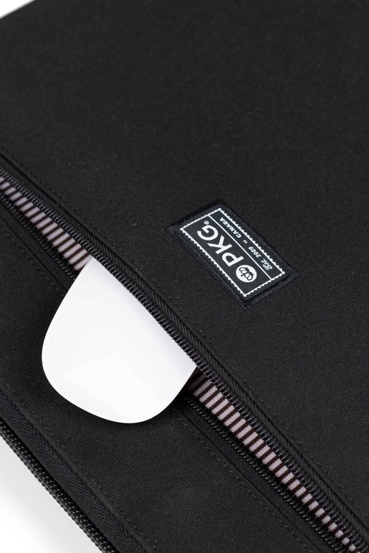 Zoom sur la fermeture éclair du sac messager PKG Wellington 10L avec logo et accessoires à l&