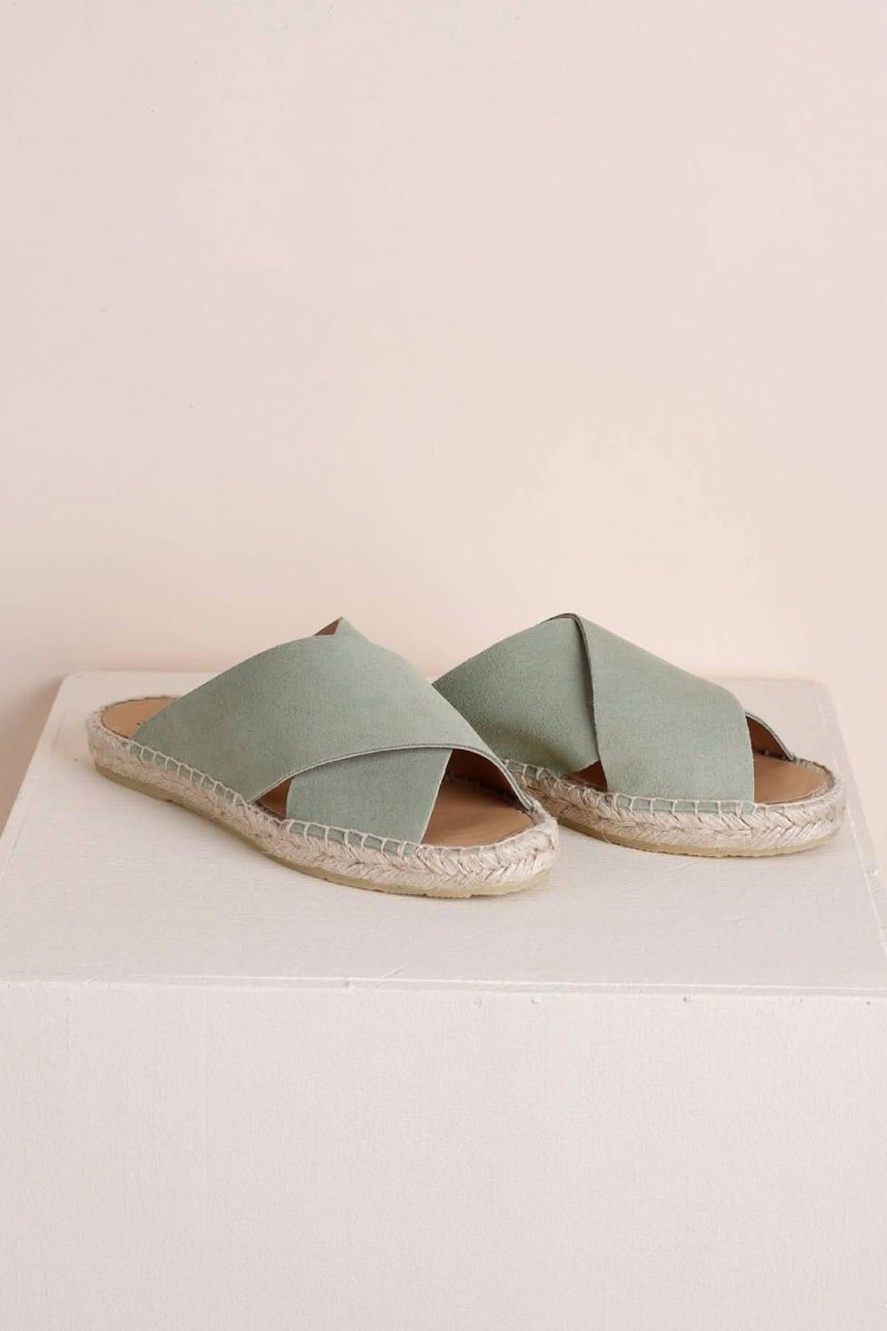 Sandales croisée en suède vert pastel avec semelle en jute, fabriquées en Espagne, style VV22KB805.