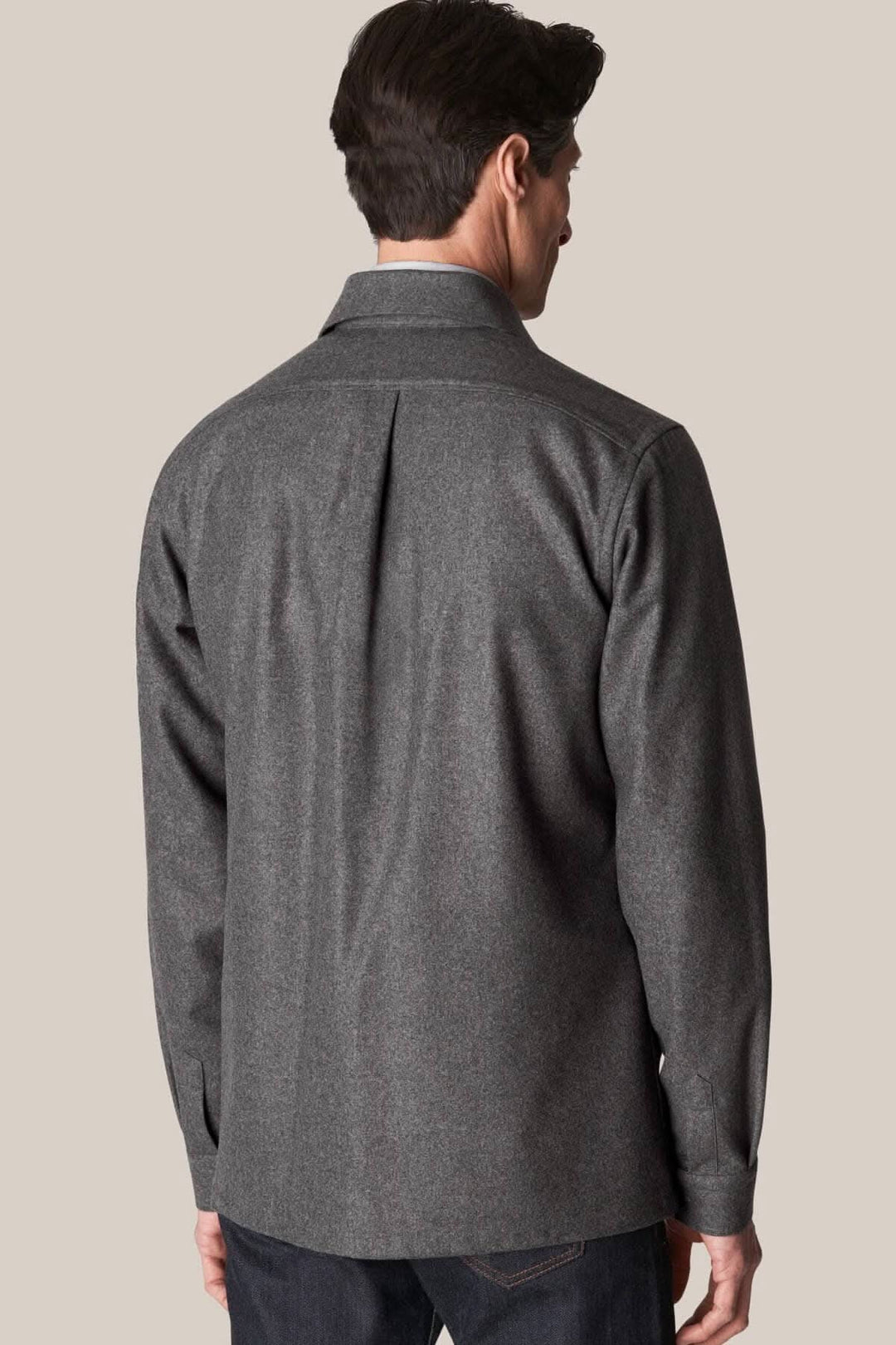 Homme portant une surchemise en laine cachemire vue de dos, tissu brossé pour un look flanelle.