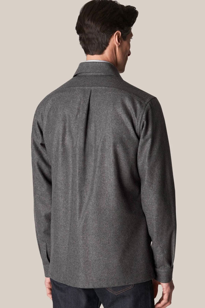Homme portant une surchemise en laine cachemire vue de dos, tissu brossé pour un look flanelle.