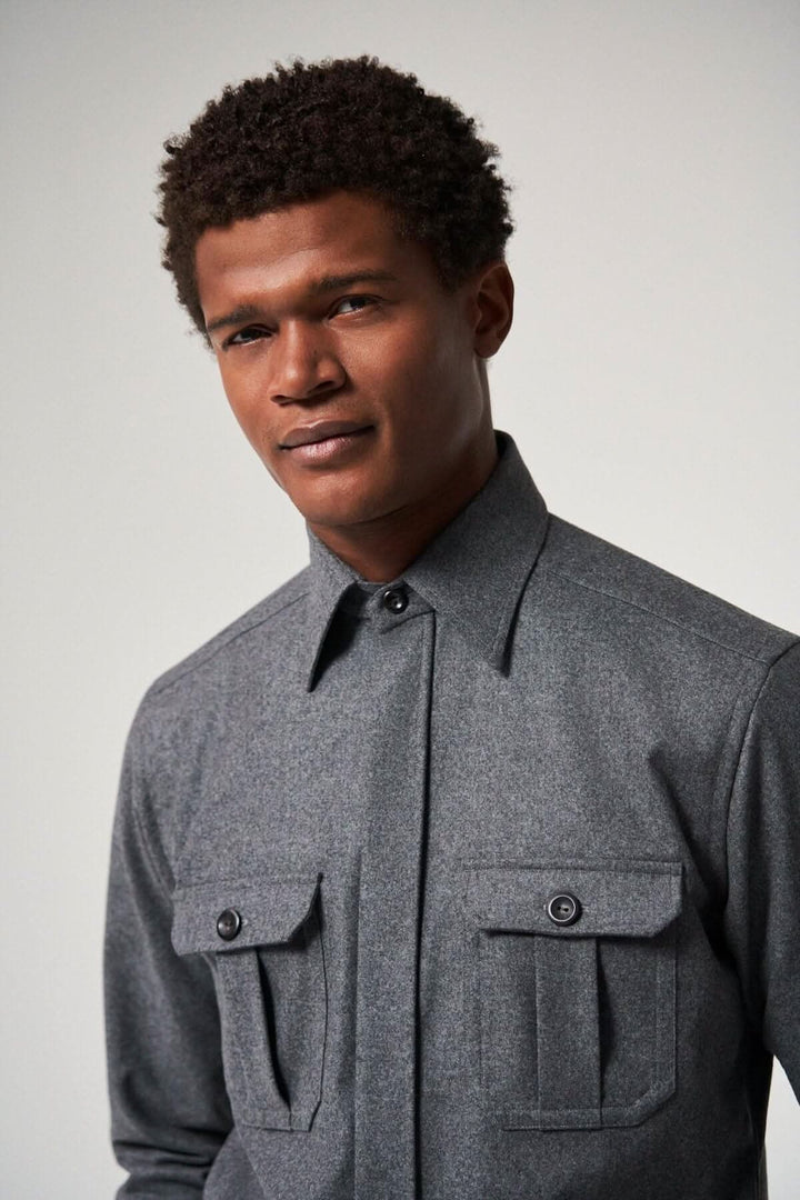 Homme portant une surchemise en laine cachemire, gris, avec poches à rabat et col classique.