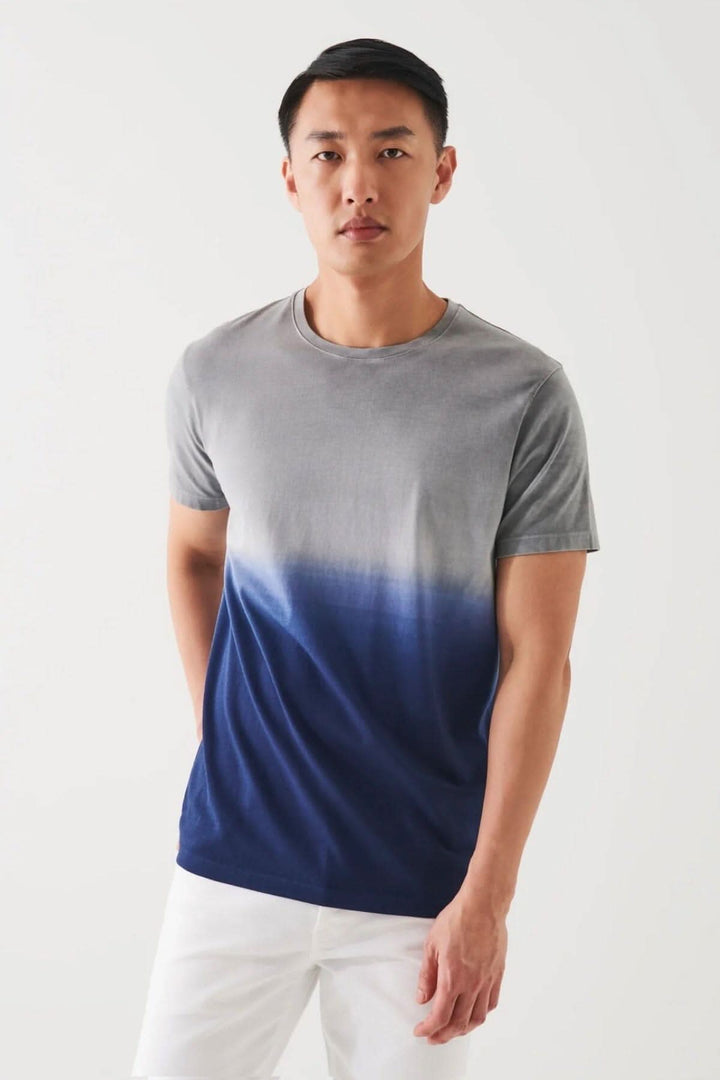 T-shirt dégradé en coton pima stretch, coupe régulière, col ras du cou, porté par un homme.