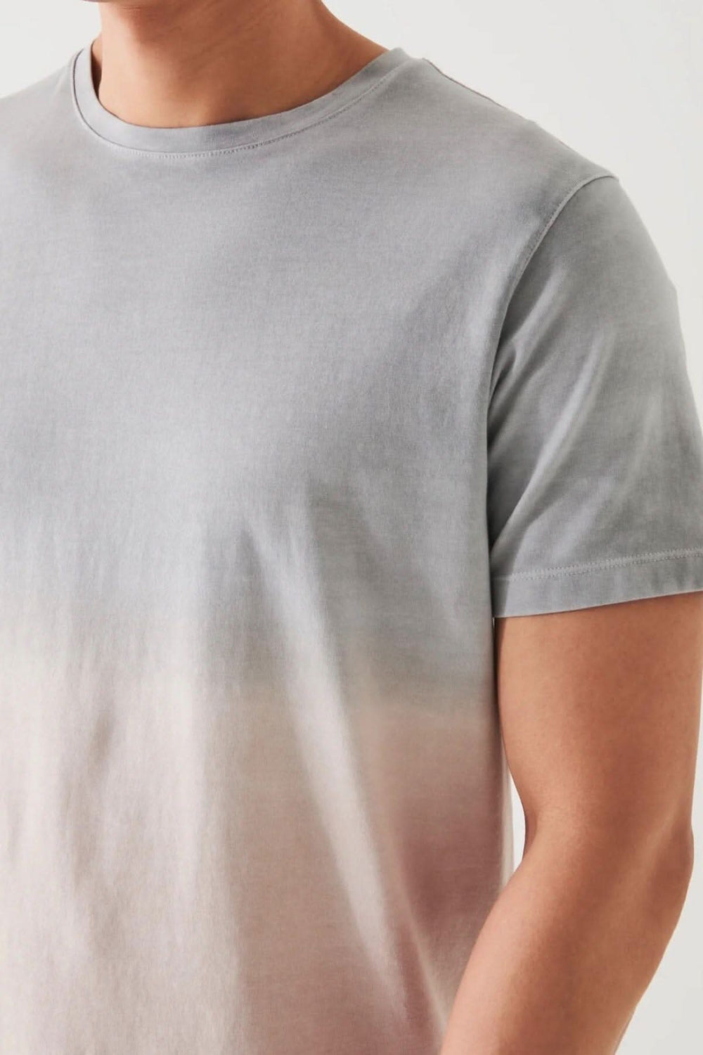 Homme portant un t-shirt en coton pima stretch dégradé avec col ras du cou.