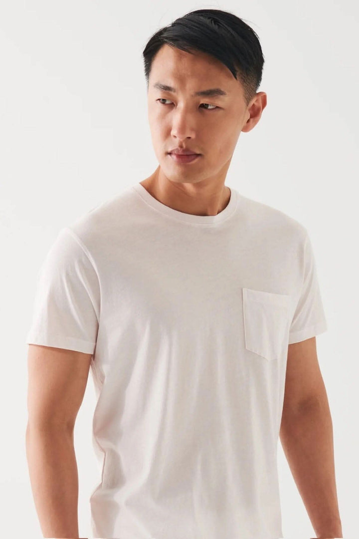 T-shirt léger en coton pima pour homme avec poche, idéal pour temps chaud, coupe classique.