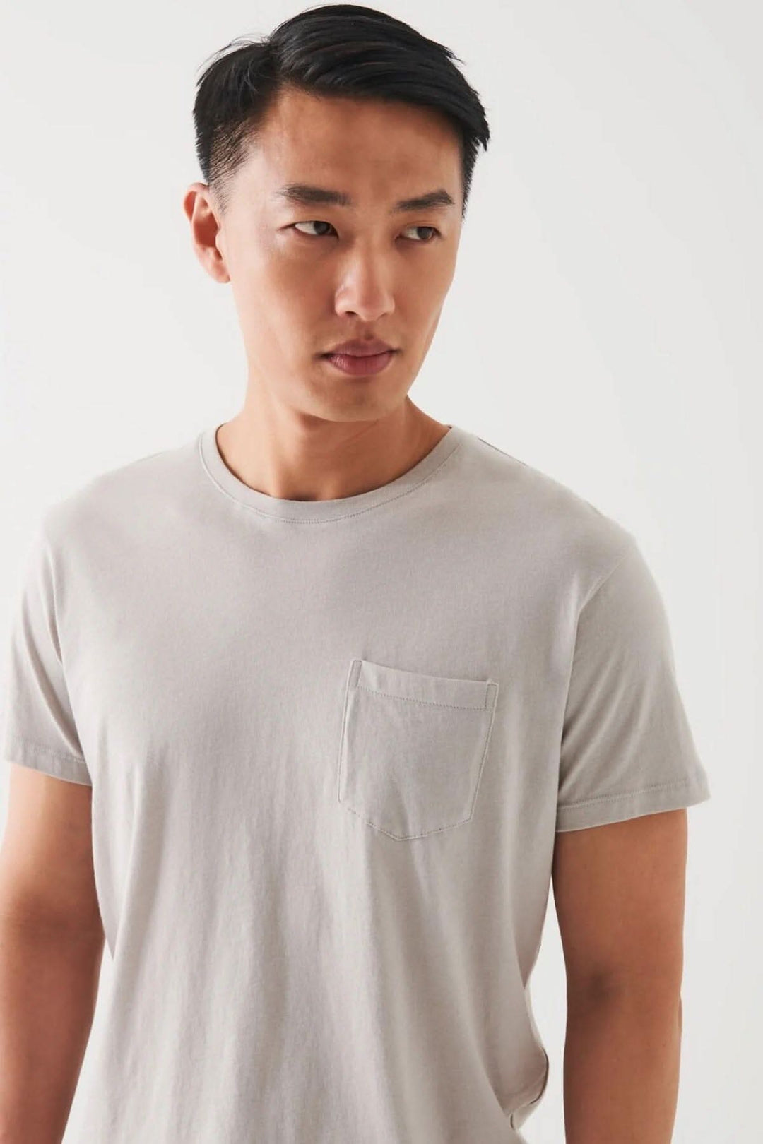 T-shirt léger en coton pima pour homme, col rond et poche plaquée, idéal pour temps chaud.