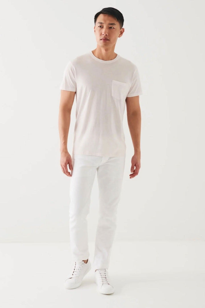 Homme portant un t-shirt léger en coton pima avec une poche, idéal pour les journées chaudes.