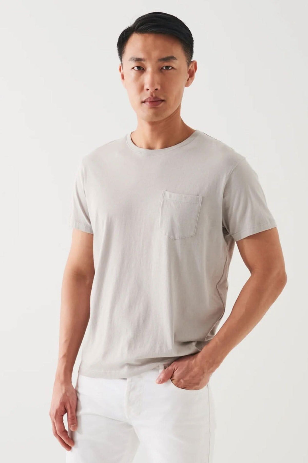 T-shirt léger en coton pima pour homme avec poche, couleur beige, ajustement régulier, idéal pour temps chaud.