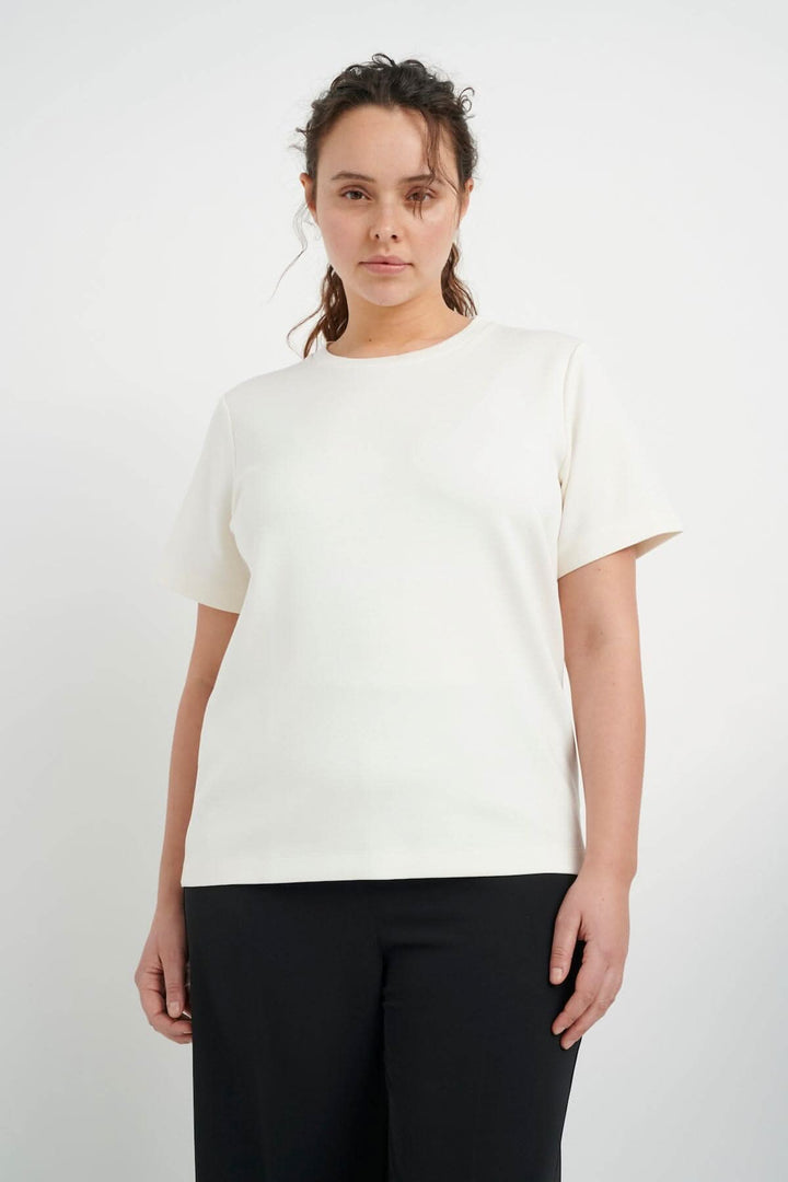 T-shirt velouté Vincent à col rond, en coupe classique, confortable et stylé, porté par une femme.