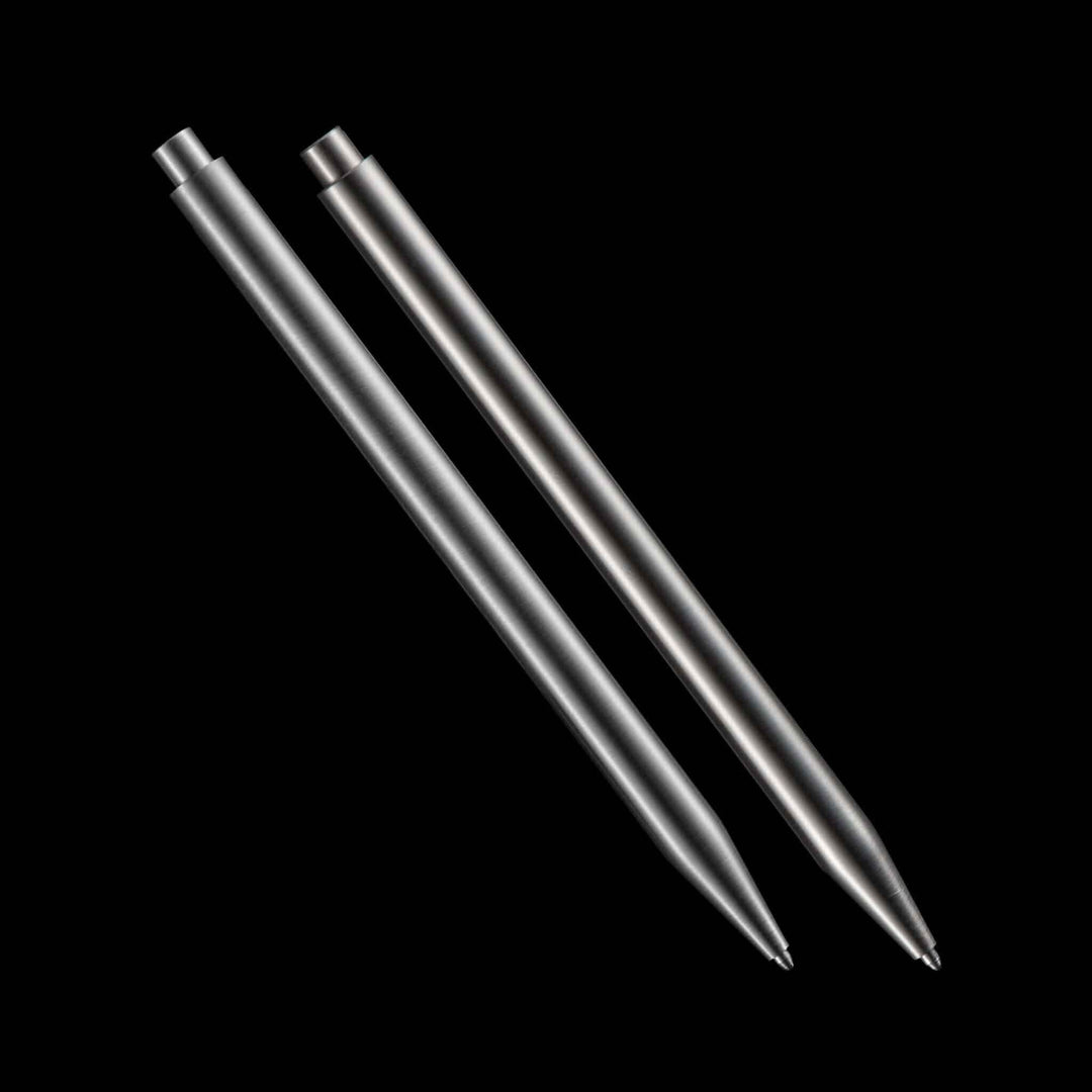 Deux stylos modernes en métal, incluant acier inoxydable, présentés sur fond noir.