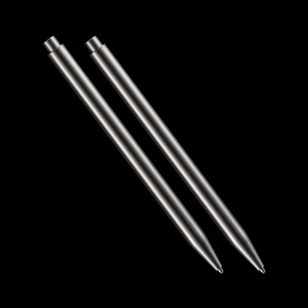 Deux stylos modernes en acier inoxydable sur fond noir, élégants et durables, idéal pour un usage quotidien.