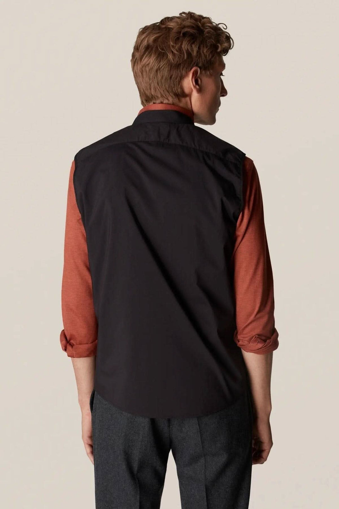 Homme portant une veste sans manches déperlante, vue de dos, style contemporain et élégant pour l&