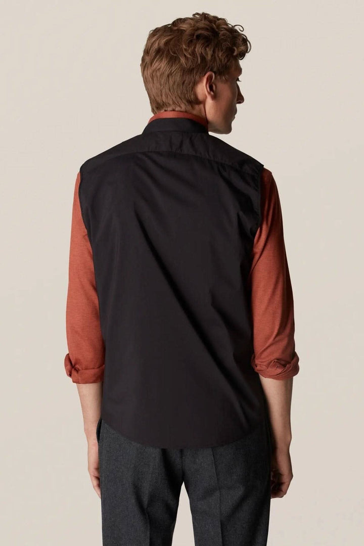 Homme portant une veste sans manches déperlante, vue de dos, style contemporain et élégant pour l&