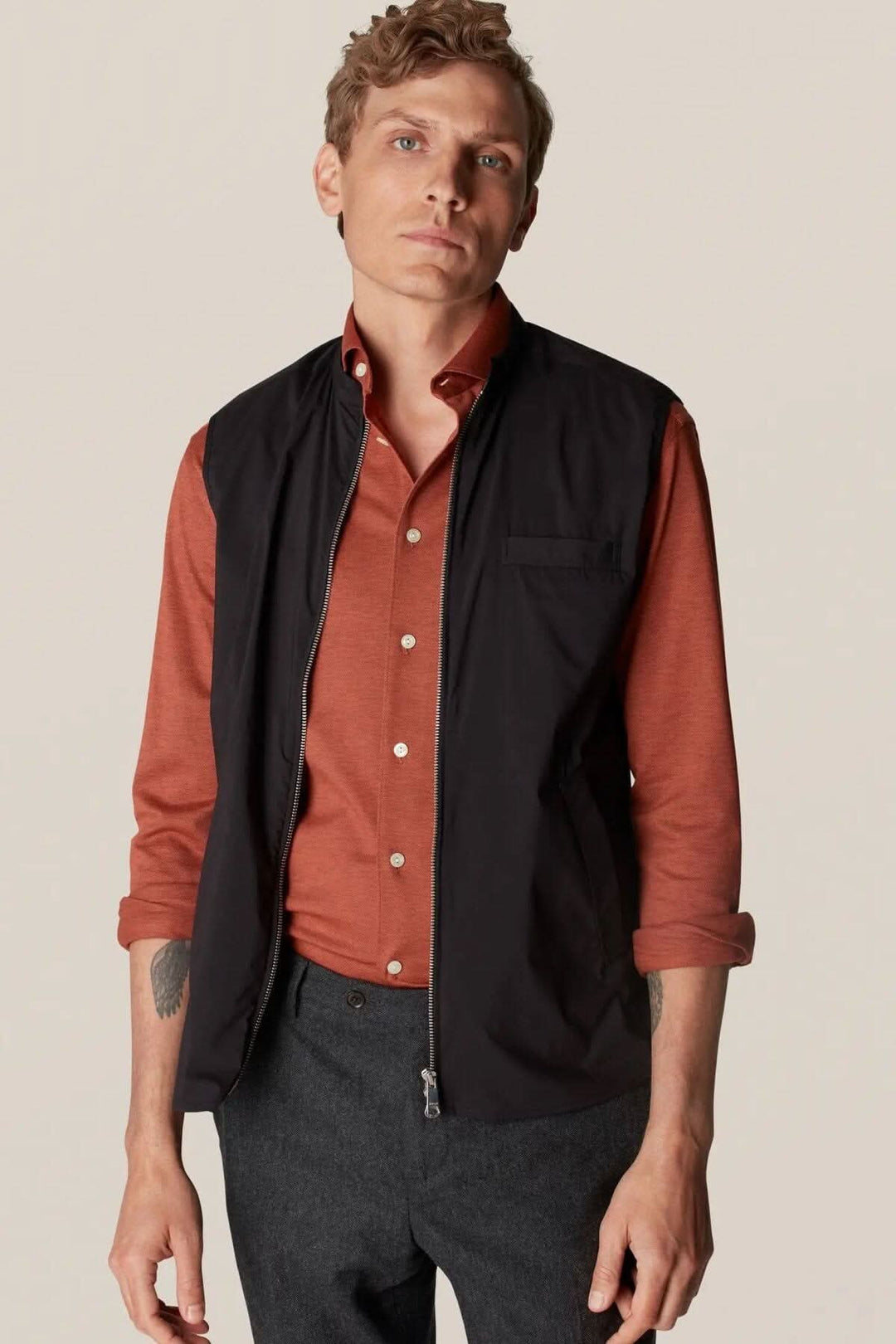 Homme portant une veste sans manches déperlante, élégante, idéale pour l&