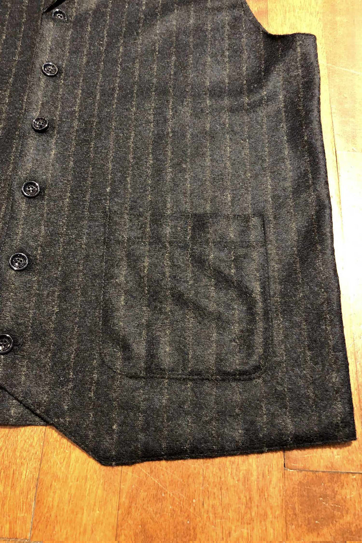 Veste sans manches marine Phil Petter avec rayures grises et poche avant.